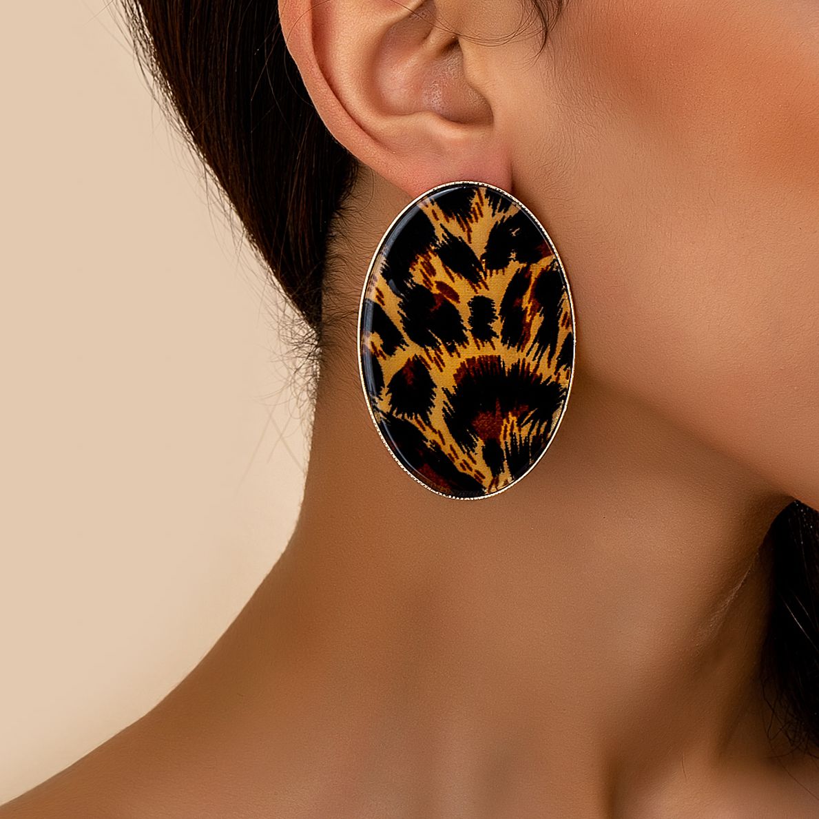 A Pair of Women's Earrings, Ex - Vintage Fashion Illustrations recension och pris