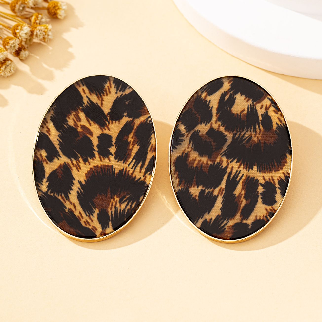A Pair of Women's Earrings, Ex - Vintage Fashion Illustrations recension och pris