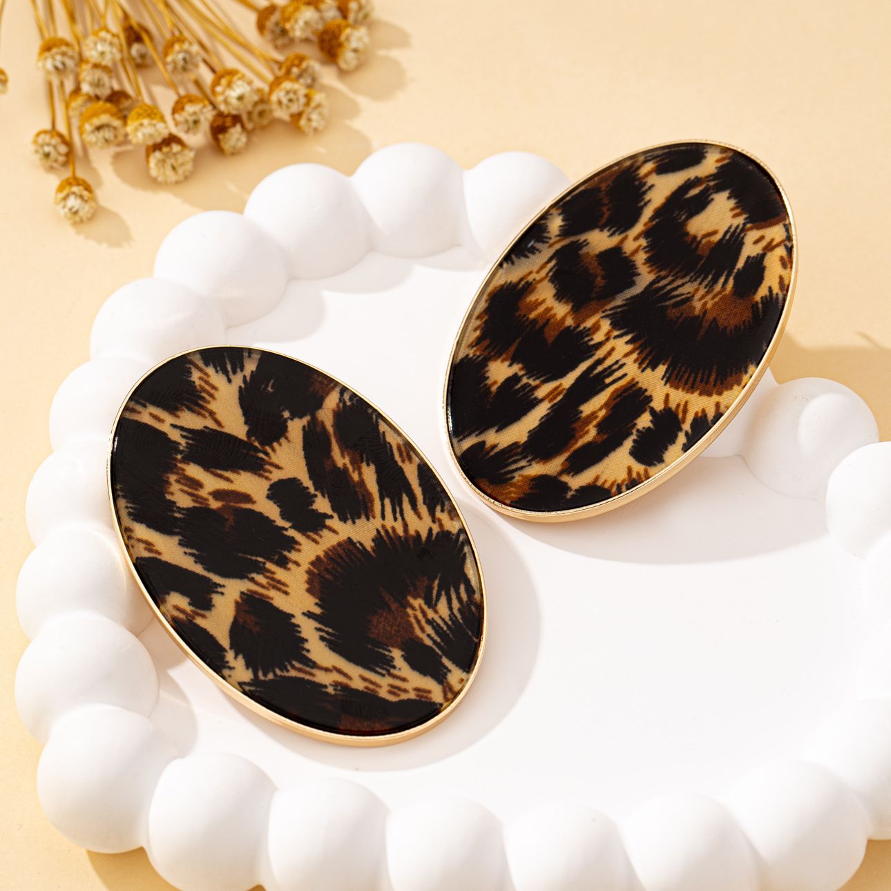 A Pair of Women's Earrings, Ex - Vintage Fashion Illustrations recension och pris