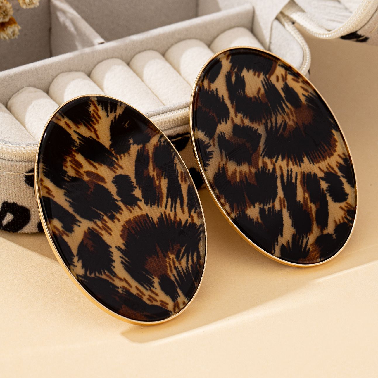 A Pair of Women's Earrings, Ex - Vintage Fashion Illustrations recension och pris